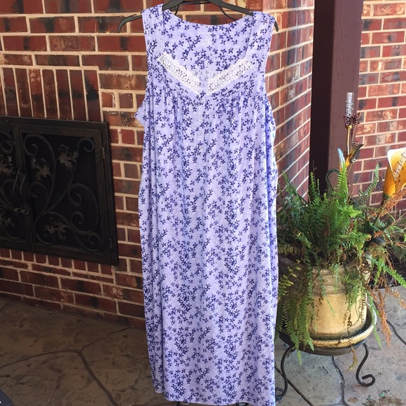 🆕 Sleeveless Long Lace Trim Gown - Picture 2 of 3